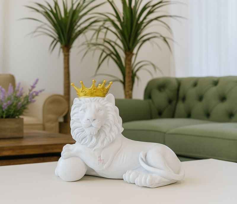 RRA-23 White Lion With Crown