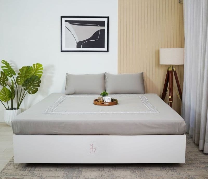 Image 1 for Ariyah Embroidery 300 TC Flat Pure Cotton King Size Bedsheet With 2 Pillow Covers